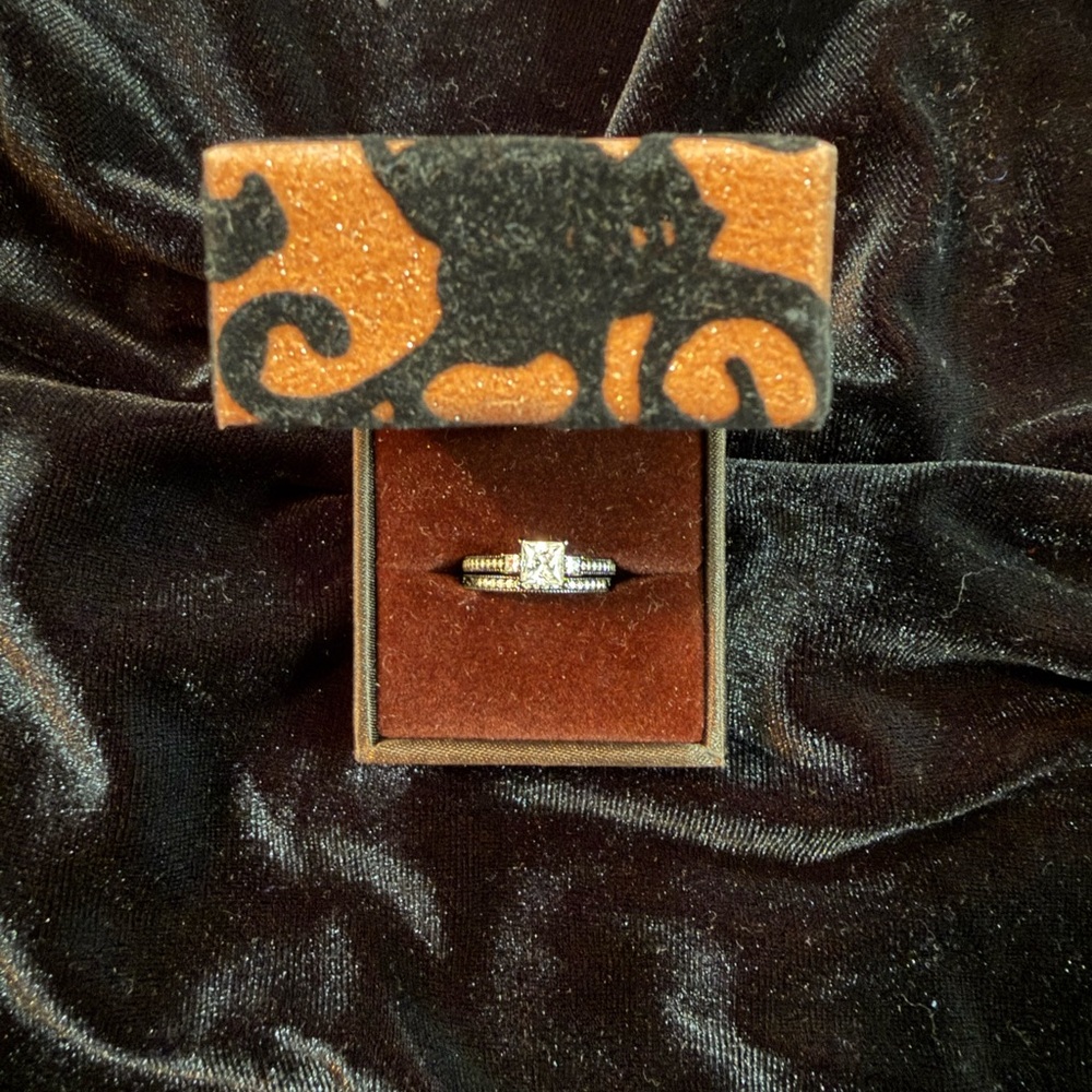 Stunning Silver Ring with Clear Stones